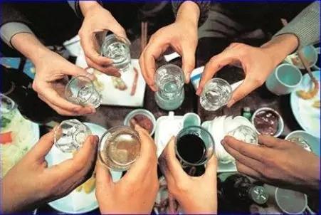 酒桌上的得力助手 这些白酒聚会游戏让你成为氛围点燃者！